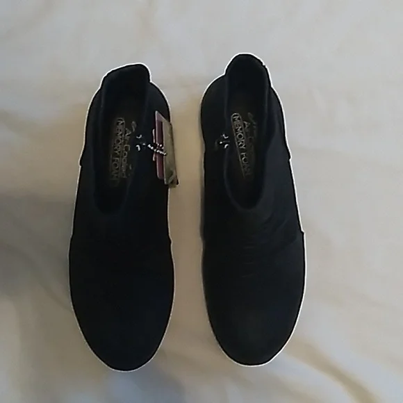 NWT Women's Sketchers black scotchguard bootie or shoe size 6 - Picture 2 of 10